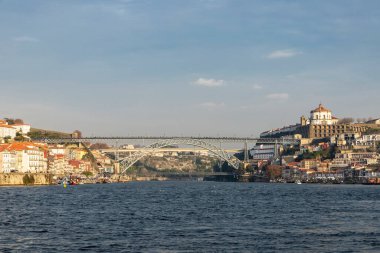 Oporto, Portekiz - 26 Kasım 2023: Oporto veya Porto, Portekiz 'deki Douro Nehri üzerindeki Dom Luis Köprüsü manzarası