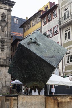 Oporto, Portekiz - 26 Kasım 2023: Fonte do Cubo, Ribeira Meydanı 'ndaki eski Porto veya Oporto, Portekiz