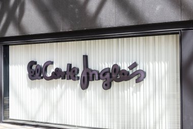 Barselona, İspanya - 6 Nisan 2024: İspanya 'nın Barselona şehrinde bir alışveriş caddesi olan Diagonal Bulvarı' ndaki El Corte Ingles mağazasının veya alışveriş merkezinin imzası