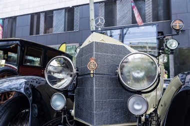 Barselona, İspanya - 6 Nisan 2024: Mercedes Benz markasının 1920 'lerden kalma eski retro arabası Barcelona, Katalonya, İspanya' da bir caddeye park edilmiş.