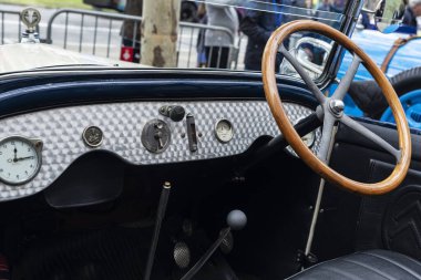 Barselona, İspanya - 6 Nisan 2024: Barcelona, Katalonya, İspanya 'da bir caddeye park edilmiş Citroen markasının 1920' lerden kalma eski bir eski arabanın direksiyonu ve gösterge paneli