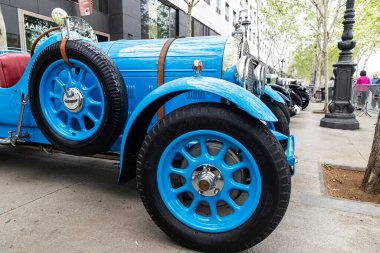 Barselona, İspanya - 6 Nisan 2024: 1920 'lerden kalma Talbot 11 markasının eski mavi arabası. 1926' da Barcelona, Katalonya, İspanya 'da bir sokağa park edilmiş.