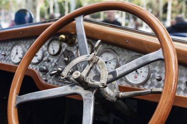 Barselona, İspanya - 6 Nisan 2024: Barselona, Katalonya, İspanya 'da bir caddeye park edilmiş Hispano Suiza markasının 1920' lerden kalma eski bir eski bir eski arabanın tahta direksiyonu ve gösterge paneli