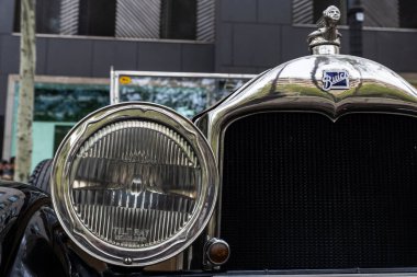 Barselona, İspanya - 6 Nisan 2024: Barselona, Katalonya, İspanya 'da bir sokağa park edilmiş Buick markasının 1920' lerden kalma eski bir retro otomobilinin farları