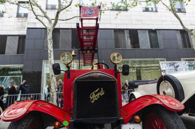 Barselona, İspanya - 6 Nisan 2024: Ford markasının 1920 'lerden kalma eski itfaiye aracı Barcelona, Katalonya, İspanya' da bir caddeye park etti.