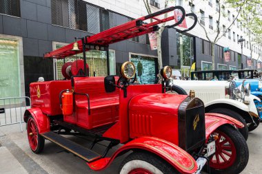Barselona, İspanya - 6 Nisan 2024: Ford markasının 1920 'lerden kalma eski itfaiye aracı Barcelona, Katalonya, İspanya' da bir caddeye park etti.