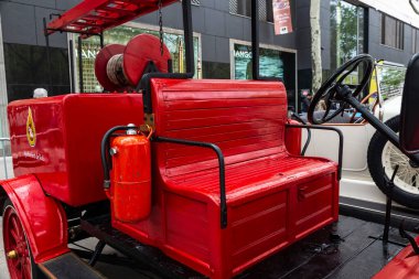 Barselona, İspanya - 6 Nisan 2024: Ford markasının 1920 'lerden kalma eski itfaiye aracı Barcelona, Katalonya, İspanya' da bir caddeye park etti.