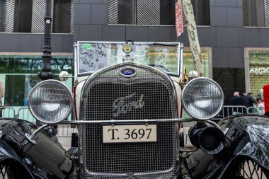Barselona, İspanya - 6 Nisan 2024: Ford markasının 1920 'lerden kalma eski retro arabası Barcelona, Katalonya, İspanya' da bir caddeye park edilmiş.