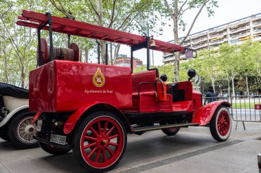 Barselona, İspanya - 6 Nisan 2024: Ford markasının 1920 'lerden kalma eski itfaiye aracı Barcelona, Katalonya, İspanya' da bir caddeye park etti.