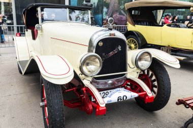 Barselona, İspanya - 6 Nisan 2024: 1920 'lerde Barcelona, Katalonya, İspanya' da bir caddeye park edilmiş Locomobile Junior markasının eski retro arabası