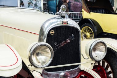 Barselona, İspanya - 6 Nisan 2024: 1920 'lerde Barcelona, Katalonya, İspanya' da bir caddeye park edilmiş Locomobile Junior markasının eski retro arabası
