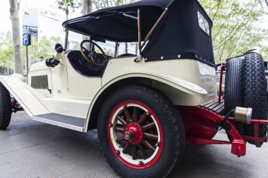 Barselona, İspanya - 6 Nisan 2024: 1920 'lerde Barcelona, Katalonya, İspanya' da bir caddeye park edilmiş Locomobile Junior markasının eski retro arabası