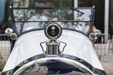 Barselona, İspanya - 6 Nisan 2024: Packard markasının 1920 'lerden kalma eski retro arabası Barcelona, Katalonya, İspanya' da bir caddeye park edilmiş.