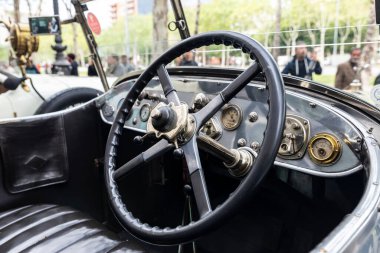 Barselona, İspanya - 6 Nisan 2024: Barcelona, Katalonya, İspanya 'da bir caddeye park edilmiş Rolls Royce markasının 1920' lerden kalma eski bir eski arabanın direksiyonu ve gösterge paneli