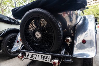 Barselona, İspanya - 6 Nisan 2024: Rolls Royce markasının 1920 'lerden kalma eski retro arabası Barselona, Katalonya, İspanya' da bir caddeye park edilmiş.