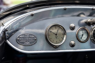 Barselona, İspanya - 6 Nisan 2024: 1920 'lerden kalma eski bir Rolls Royce markasının gösterge paneli Barselona, Katalonya, İspanya' da bir caddeye park edilmiş.