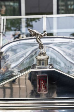 Barselona, İspanya - 6 Nisan 2024: Rolls Royce markasının 1920 'lerden kalma eski retro arabası Barselona, Katalonya, İspanya' da bir caddeye park edilmiş.
