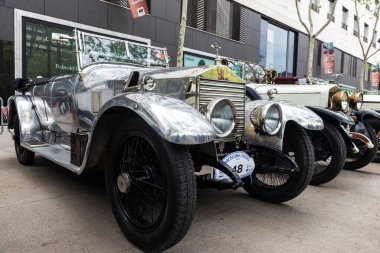 Barselona, İspanya - 6 Nisan 2024: Rolls Royce markasının 1920 'lerden kalma eski retro arabası Barselona, Katalonya, İspanya' da bir caddeye park edilmiş.