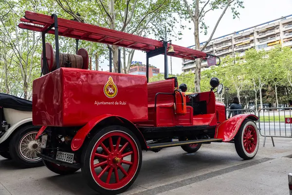 Barselona, İspanya - 6 Nisan 2024: Ford markasının 1920 'lerden kalma eski itfaiye aracı Barcelona, Katalonya, İspanya' da bir caddeye park etti.