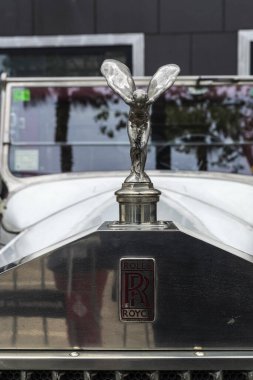 Barselona, İspanya - 6 Nisan 2024: Rolls Royce markasının 1920 'lerden kalma eski retro arabası Barselona, Katalonya, İspanya' da bir caddeye park edilmiş.
