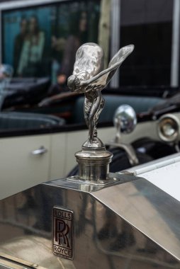 Barselona, İspanya - 6 Nisan 2024: Rolls Royce markasının 1920 'lerden kalma eski retro arabası Barselona, Katalonya, İspanya' da bir caddeye park edilmiş.