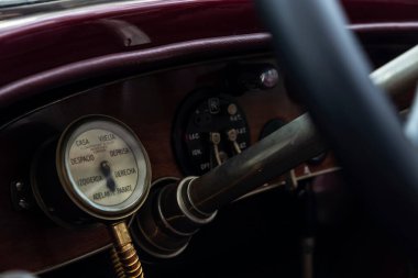 Barselona, İspanya - 6 Nisan 2024: Barcelona, Katalonya, İspanya 'da bir caddeye park edilmiş Rolls Royce markasının 1920' lerden kalma eski bir eski arabanın direksiyonu ve gösterge paneli