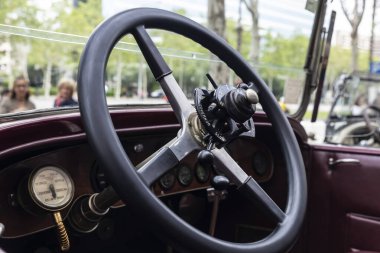 Barselona, İspanya - 6 Nisan 2024: Barcelona, Katalonya, İspanya 'da bir caddeye park edilmiş Rolls Royce markasının 1920' lerden kalma eski bir eski arabanın direksiyonu ve gösterge paneli