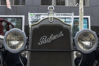 Barselona, İspanya - 6 Nisan 2024: Packard markasının 1920 'lerden kalma eski bir arabası Barcelona, Katalonya, İspanya' da bir caddeye park edilmiş.