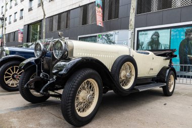 Barselona, İspanya - 6 Nisan 2024: Hispano Suiza markasının 1920 'lerden kalma eski retro arabası Barselona, Katalonya, İspanya' da bir sokağa park edildi