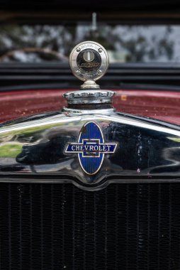 Barselona, İspanya - 6 Nisan 2024: Barcelona, Katalonya, İspanya 'da bir caddeye park edilmiş Chevrolet markasının 1920' lerden kalma eski retro arabası