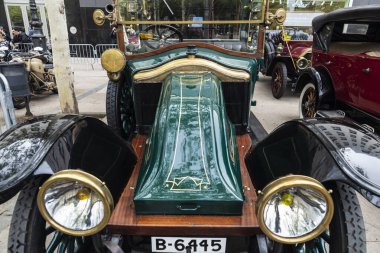 Barselona, İspanya - 6 Nisan 2024: 1920 'lerde Barcelona, Katalonya, İspanya' da bir sokağa park edilen 1918 Renault markasının eski retro arabası