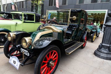 Barselona, İspanya - 6 Nisan 2024: 1914 model Renault Coupe de Ville markasının eski retro otomobili Barcelona, Katalonya, İspanya 'da bir caddeye park edilmiştir.