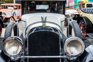 Barselona, İspanya - 6 Nisan 2024: 1920 'lerde Barcelona, Katalonya, İspanya' da bir caddeye park edilmiş Chrysler markasının eski beyaz arabası