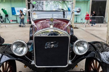 Barselona, İspanya - 6 Nisan 2024: 1926 Ford T markasının 1920 'lerden kalma eski retro arabası Barcelona, Katalonya, İspanya' da bir caddeye park edilmiş.