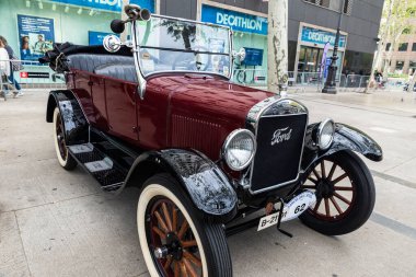 Barselona, İspanya - 6 Nisan 2024: 1920 'lerden kalma eski Ford T markası Barcelona, Katalonya, İspanya' da bir sokağa park edilmiş.