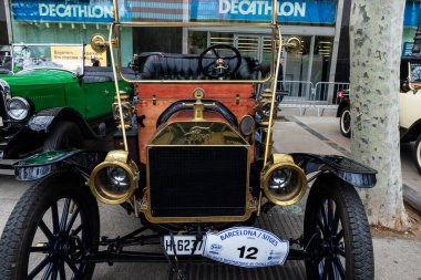 Barselona, İspanya - 6 Nisan 2024: Ford T markasının 1920 'lerden kalma eski retro arabası Barcelona, Katalonya, İspanya' da bir caddeye park edilmiş.