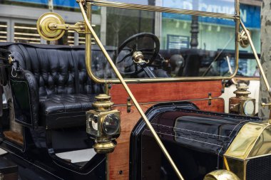 Barselona, İspanya - 6 Nisan 2024: Ford T markasının 1920 'lerden kalma eski retro arabası Barcelona, Katalonya, İspanya' da bir caddeye park edilmiş.
