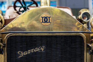 Barselona, İspanya - 6 Nisan 2024: 1905 Darracq markasının 1920 'lerden kalma eski retro arabası Barcelona, Katalonya, İspanya' da bir caddeye park edilmiş.