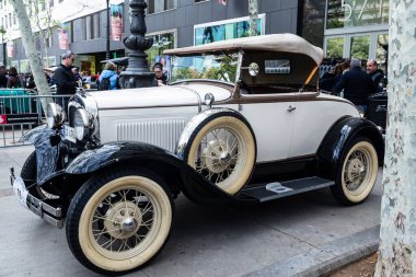 Barselona, İspanya - 6 Nisan 2024: Ford markasının 1920 'lerden kalma eski beyaz arabası Barcelona, Katalonya, İspanya' da bir caddeye park edildi
