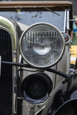 Barselona, İspanya - 6 Nisan 2024: Ford markasının 1920 'lerden kalma eski retro arabası Barcelona, Katalonya, İspanya' da bir caddeye park edilmiş.