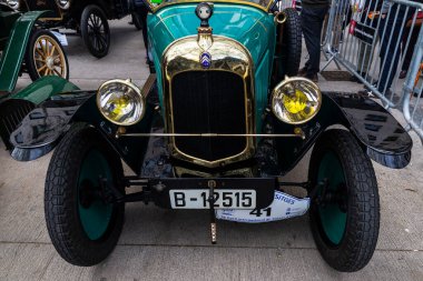 Barselona, İspanya - 6 Nisan 2024: Citroen markasının 1920 'lerden kalma eski yeşil arabası Barselona, Katalonya, İspanya' da bir sokağa park edildi