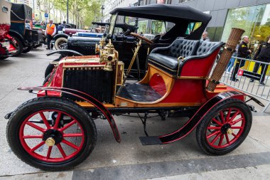 Barcelona, İspanya - 6 Nisan 2024: Renault Freres Billancourt markasının 1920 'lerden kalma eski retro otomobili Barcelona, Katalonya, İspanya' da bir sokağa park edildi.