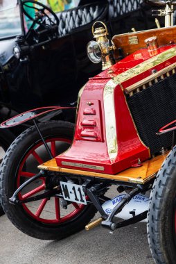 Barcelona, İspanya - 6 Nisan 2024: Renault Freres Billancourt markasının 1920 'lerden kalma eski retro otomobili Barcelona, Katalonya, İspanya' da bir sokağa park edildi.