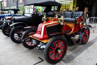 Barcelona, İspanya - 6 Nisan 2024: Renault Freres Billancourt markasının 1920 'lerden kalma eski retro otomobili Barcelona, Katalonya, İspanya' da bir sokağa park edildi.