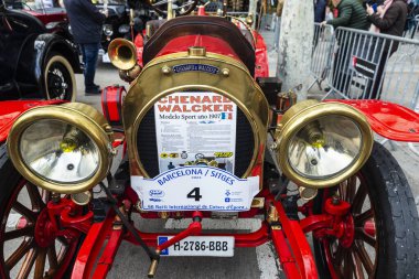 Barselona, İspanya - 6 Nisan 2024: 1907 Chenard Walcker markasının 1920 'lerden kalma eski retro arabası Barcelona, Katalonya, İspanya' da bir sokağa park edildi.