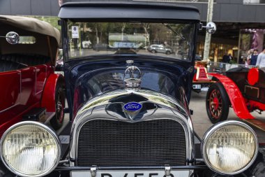 Barselona, İspanya - 6 Nisan 2024: Ford markasının 1920 'lerden kalma eski retro arabası Barcelona, Katalonya, İspanya' da bir caddeye park edilmiş.