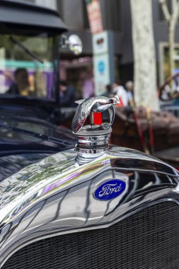 Barselona, İspanya - 6 Nisan 2024: Ford markasının 1920 'lerden kalma eski retro arabası Barcelona, Katalonya, İspanya' da bir caddeye park edilmiş.