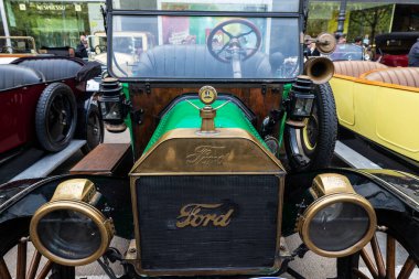 Barselona, İspanya - 6 Nisan 2024: Ford markasının 1920 'lerden kalma eski retro arabası Barcelona, Katalonya, İspanya' da bir caddeye park edilmiş.