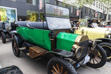 Barselona, İspanya - 6 Nisan 2024: Ford markasının 1920 'lerden kalma eski retro arabası Barcelona, Katalonya, İspanya' da bir caddeye park edilmiş.