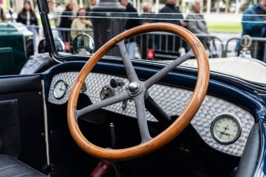 1920 'lerden kalma eski bir arabanın tahta direksiyonu ve gösterge paneli Barcelona, Katalonya, İspanya' da bir sokağa park edilmiş.